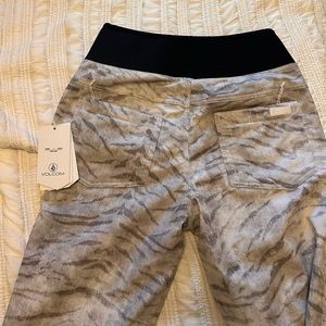 Brand new volcom snowboarding pants